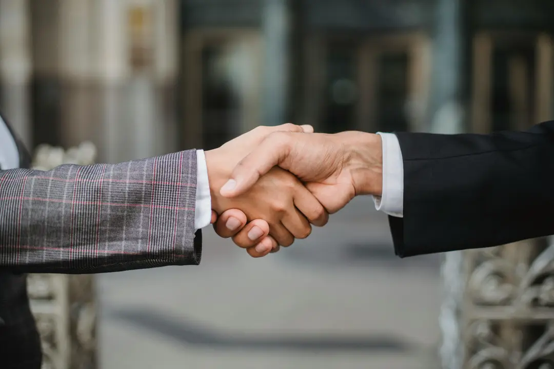 Handschlag nach erfolgreicher Immobilienvermittlung